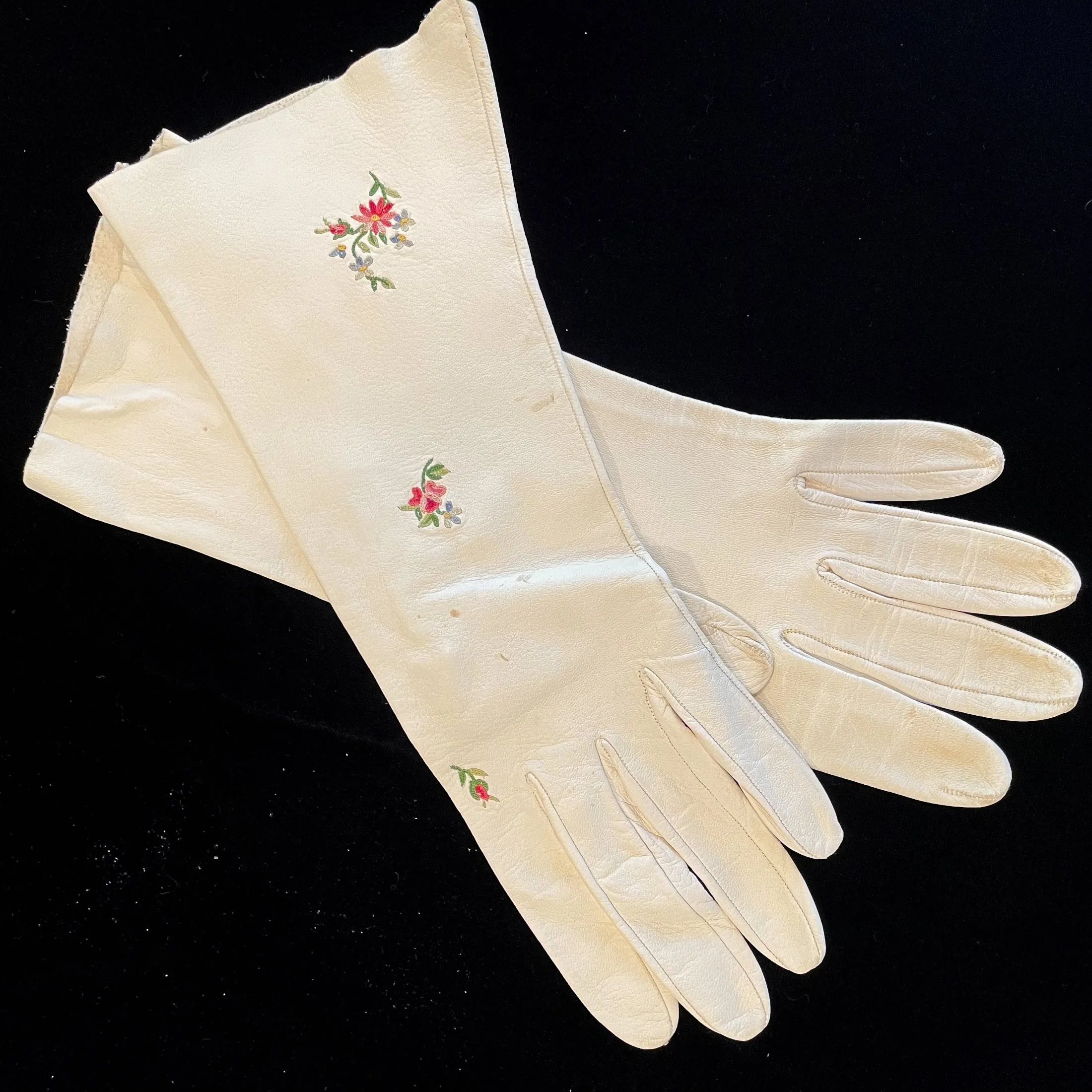 SOLD Vintage Embroidered White Kid Leather Gloves, SZ 7
