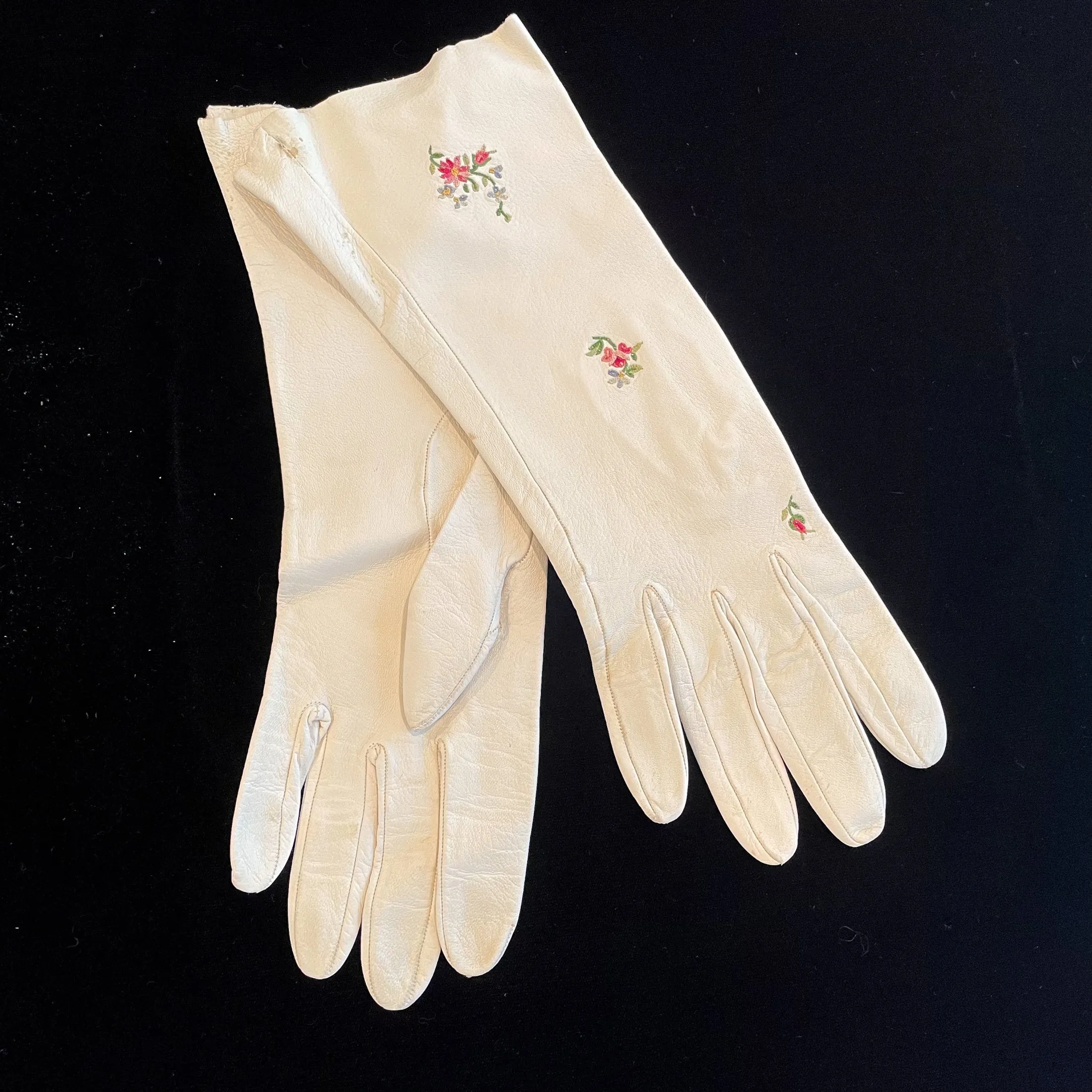 SOLD Vintage Embroidered White Kid Leather Gloves, SZ 7